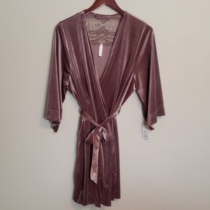 Gilligan O'Malley bnwt robe